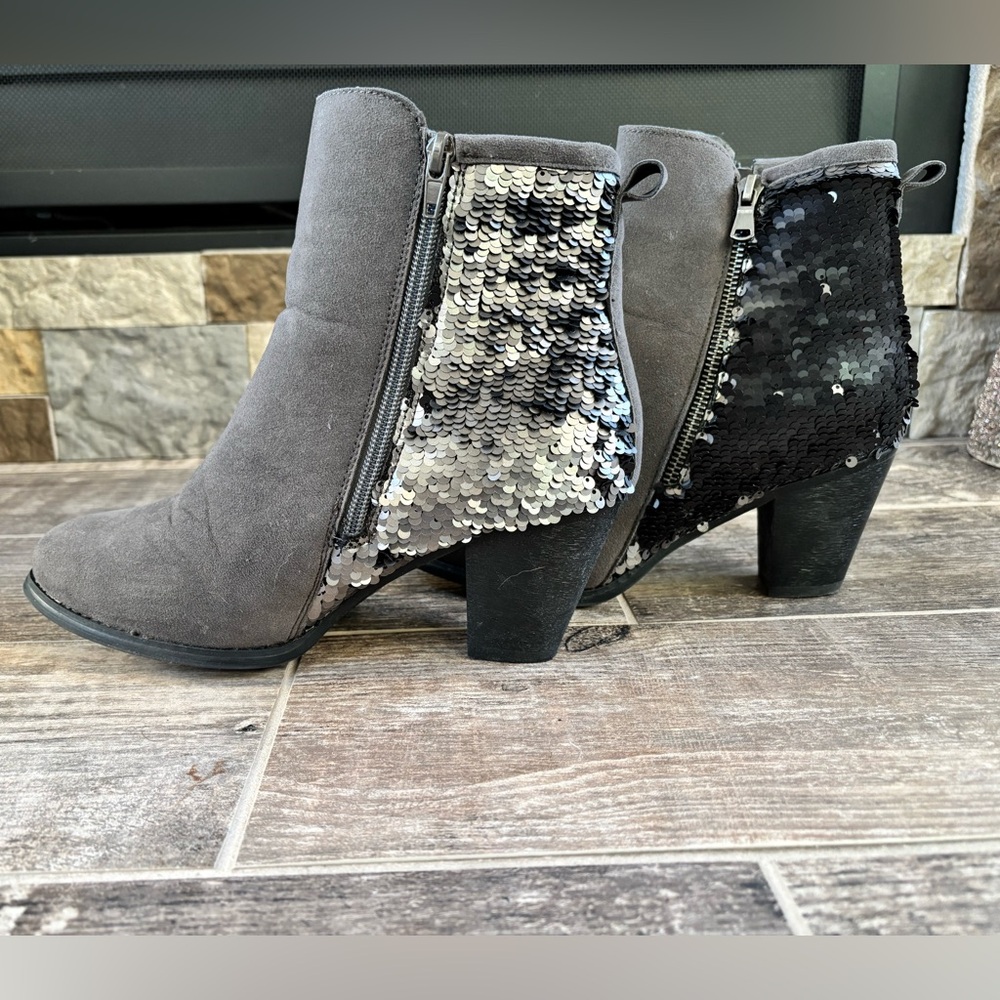 Muk Luks Grey / Gray Sequin Ankle Boots - Gray and Black Size 9 Women’s